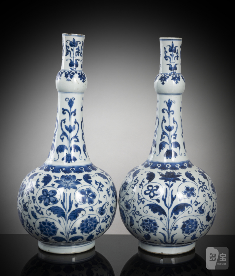 Two fine underglaze blue porcelain bottle vases - 图2